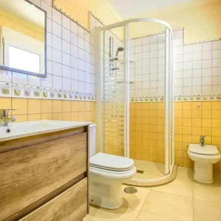 Sleeps 10 Pool Air Con Wifi